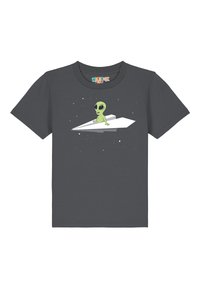 Graues Baumwoll-T-Shirt mit einem Grafikdesign, das einen grünen Alien zeigt, der auf einem weißen Papierflieger reitet, vor einem Hintergrund voller Sterne. Kurzärmlig, runder Halsausschnitt.