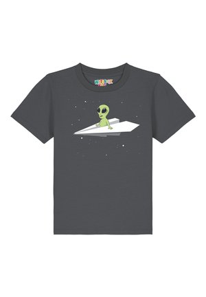 Grijze katoenen t-shirt met een afbeelding van een groene alien die op een wit papieren vliegtuigje rijdt, met sterren op de achtergrond. Korte mouwen, ronde hals.