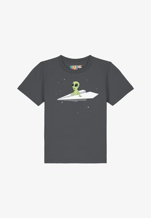 Grijze katoenen t-shirt met een afbeelding van een groene alien die op een wit papieren vliegtuigje rijdt, met sterren op de achtergrond. Korte mouwen, ronde hals.