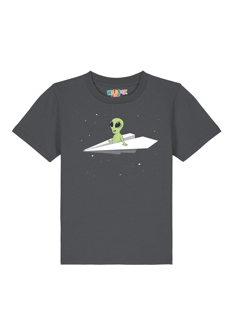 Graues Baumwoll-T-Shirt mit einem Grafikdesign, das einen grünen Alien zeigt, der auf einem weißen Papierflieger reitet, vor einem Hintergrund voller Sterne. Kurzärmlig, runder Halsausschnitt.