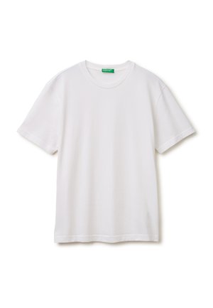 T-shirt bianca semplice a maniche corte con scollo rotondo e etichetta verde all'interno del colletto, mostrata su sfondo bianco.