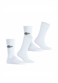 Weiße Baumwollsocken mit geripptem Textur, auf der Seite mit einem schwarzen Logodesign versehen. Drei Paare in unterschiedlichen Positionen ausgestellt.