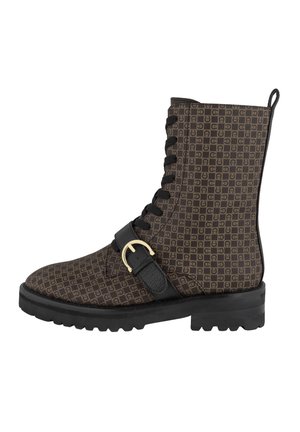Brauner geschnürter Knöchelstiefel mit gemustertem Stoff, schwarzem Riemen und goldener Schnalle, dicker schwarzer Sohle und einer Zuglasche hinten.