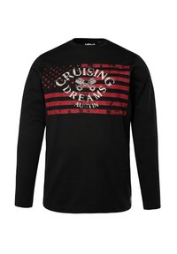Svart långärmad t-shirt med en röd och grå grafisk design med stjärnor, texten "CRUISING DREAMS" och korsade kolvriktningsbilder.