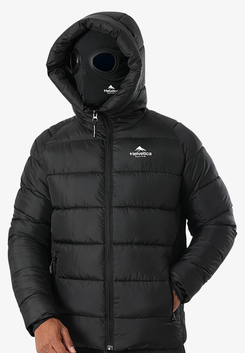 Doudoune noire avec capuche, zippée, portée avec un masque facial noir comportant des lentilles rondes et des trous de ventilation.