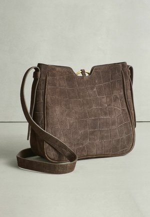Brun skuldertaske i ruskind med et struktureret krokodillemønster, en guldfarvet metalbeslægtning og en lang justerbar rem til at bære på tværs af kroppen.