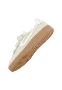 Baskets en suède beige avec des accents en cuir blanc, dotées de bandes auto-agrippantes, d'une semelle en caoutchouc texturée et d'un design profil bas.