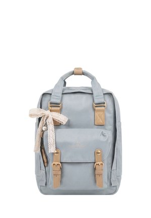 Zaino rettangolare azzurro chiaro con spallacci e fibbie color cuoio, tasca frontale e un fiocco di pizzo crema legato alla cinghia in alto a sinistra.