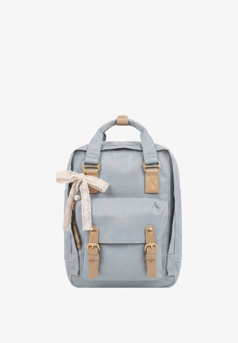 Sac à dos rectangulaire bleu clair avec des bretelles et boucles beige, une poche avant et un nœud en dentelle crème attaché à la sangle en haut à gauche.