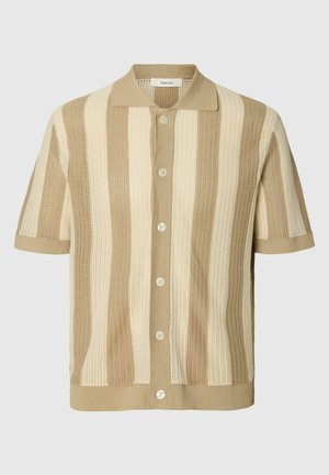 Lühikeste varrukatega beež ja kreemjas kootud kardigan vertikaalsete triipudega, esiküljel nööbitav ja terava kraega.