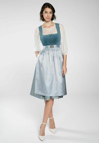 Traditionele kleding met een blauwe fluwelen lijfje, witte kantmouwen en een lichtblauwe satijnen rok met een decoratieve zilveren riem.
