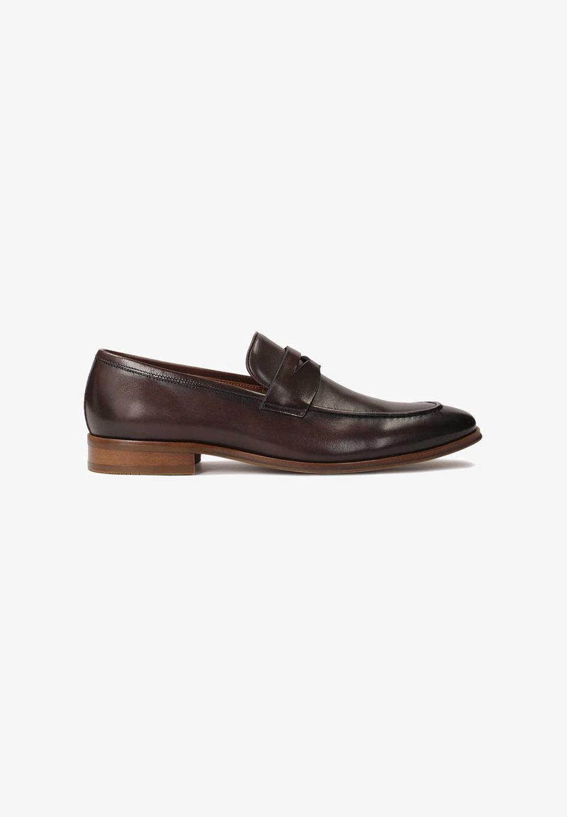 Smeđi kožni loafers s zaobljenim vrhom, detaljima šivanja sa strane i niskim drvenim potplatom. Glatka tekstura s suptilnim sjajem.