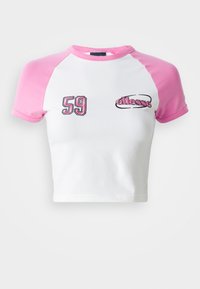 Camiseta recortada con cuerpo blanco y mangas raglán rosa. Presenta el logotipo bordado "59" y "ellesse" en negro y rosa en contraste.