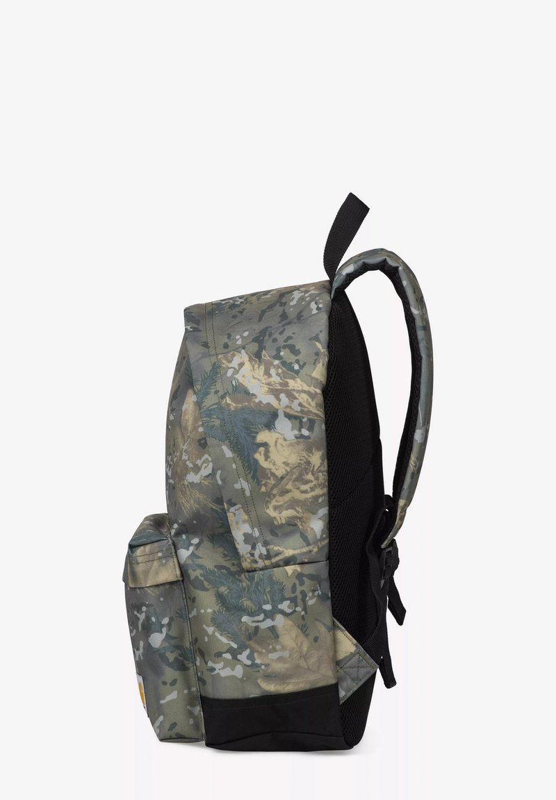 Zaino a motivo camouflage in verde, grigio e nero, con una tasca laterale in rete, spallacci regolabili e una maniglia superiore per il trasporto.