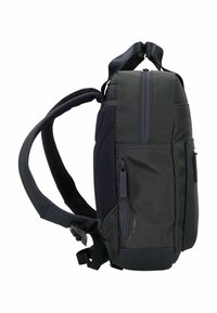 Mochila gris oscuro con tela texturizada, correas acolchadas y múltiples cremalleras; cuenta con un asa en la parte superior y un diseño elegante y compacto.