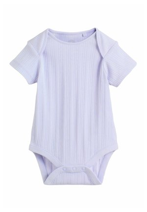 Lichtpaars babyrompertje met korte mouwen, een geribbelde textuur, ronde hals en drukknoopsluiting aan de onderkant voor gemakkelijk aankleden.