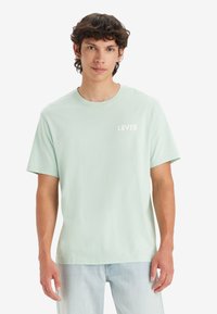 Levi's® RELAXED FIT GRAPHIC TEE - Camiseta básica - aqua foam