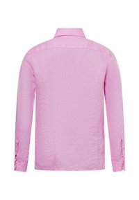 Rosa Langarmshirt aus leichtem Stoff, mit einem Button-Down-Kragen und Manschetten, hat eine strukturierte Oberfläche und ein schlichtes Design.