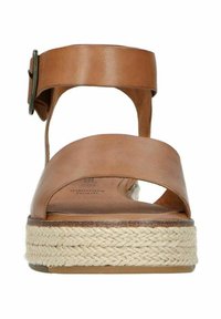 Bruine leren sandalen hebben twee brede banden, een verstelbare gesp en een dikke espadrille-stijl plateauzool met geweven jute-detail.