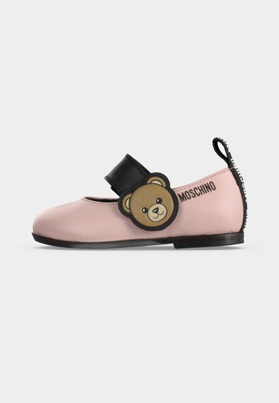 Chaussure bébé rose avec bride noire et visage d'ours en peluche sur le côté, semelle noire et logo Moschino au talon et sur le côté.