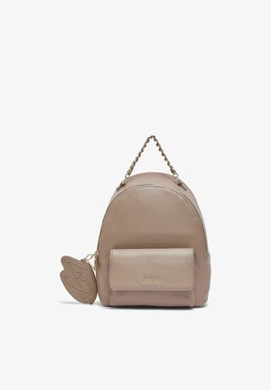 Zainetto beige piccolo con tasca frontale e manico a catena dorata, caratterizzato da portachiavi a forma di cuore attaccato e logo "LIU JO" sulla tasca.