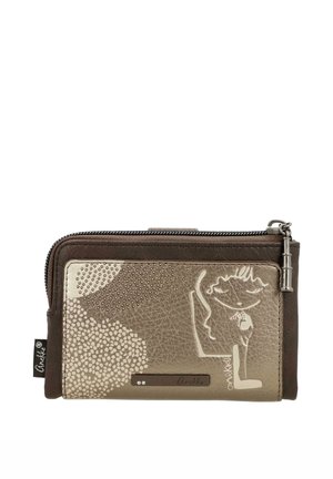 Cartera de cuero marrón con cremallera, patrones decorativos y un boceto abstracto de una niña en el panel frontal.