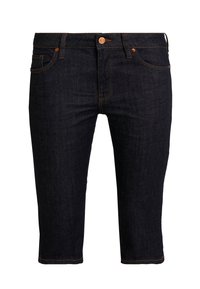 Shorts de denim azul oscuro con un corte recto, cinco bolsillos, costuras color beige y cierre de botón. Terminados justo por encima de la rodilla.