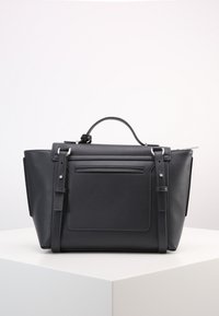Sort læderhåndtaske med en struktureret form, der har to bærerende håndtag, justerbare stropper, en frontlomme og sølvfarvede beslag.