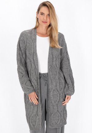 Grijze gebreide cardigan met een losse pasvorm, voorzien van gestructureerde golfpatronen en een open front. Lange mouwen en een zachte, comfortabele stof.