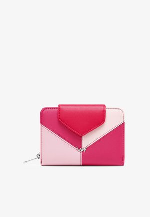 Rosa und hellrosa Lederbrieftasche mit geometrischem Design, Druckknopfverschluss und silbernem Logoakzent. Kompakt mit Reißverschlussdetail an der Seite.