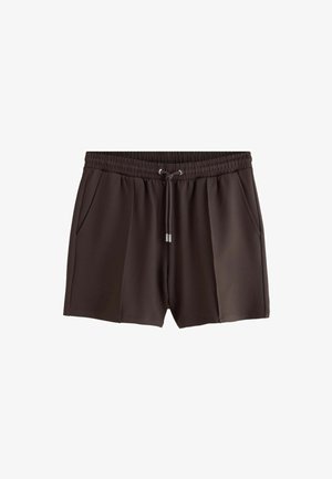 Zwarte shorts van textuurstof met elastische tailleband, trekkoord en zijzakken, plat weergegeven op een witte achtergrond.