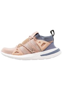 Scarpa sportiva leggera in morbida rete pesca con un pannello a maglia strutturata, dettagli blu, punta arrotondata e suola ammortizzata bianca.