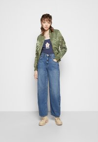 BDG Urban Outfitters LOGAN BARELL LEG CARPENTER  - Calças de ganga de corte relaxado - dark vintage
