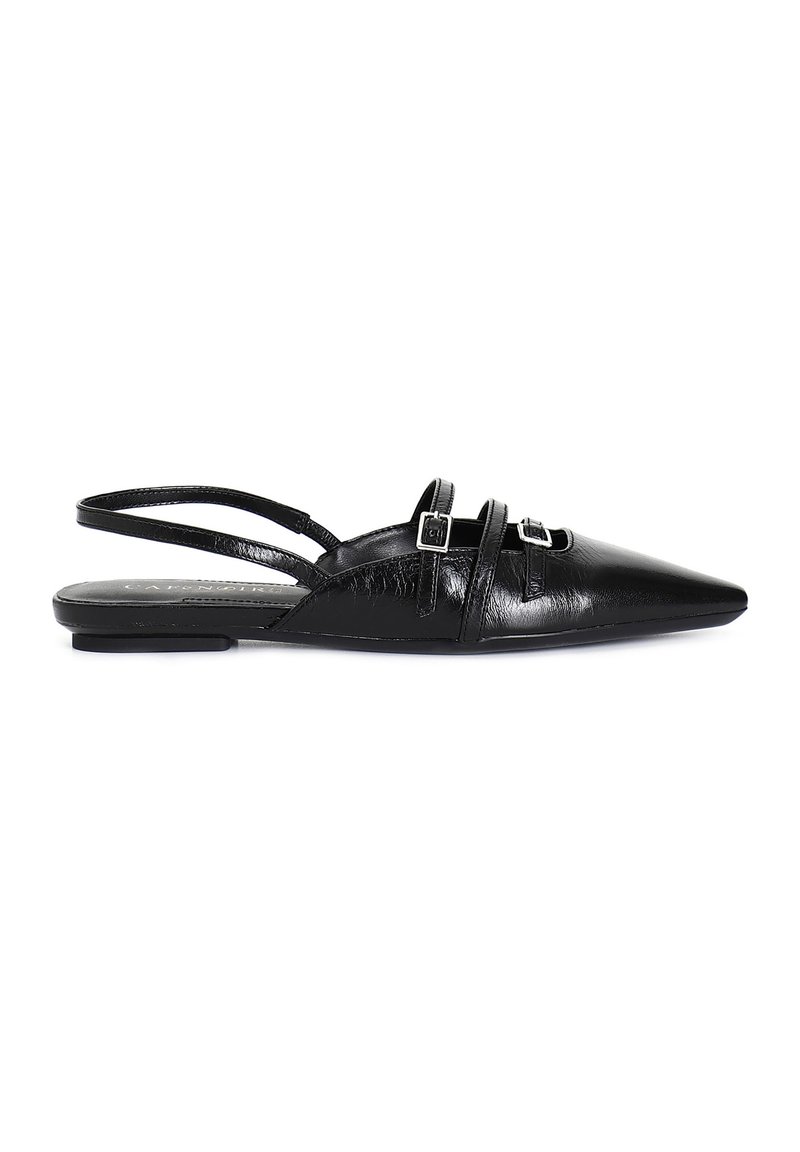 Scarpe flat slingback nere in pelle con punta a cono, caratterizzate da due cinturini regolabili con fibbie quadrate e una superficie testurizzata.