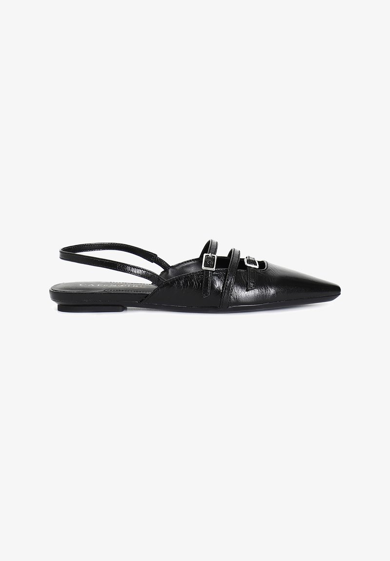 Zapatos planos de slingback de cuero negro con puntera afilada, que presentan dos correas ajustables con hebillas cuadradas y una superficie texturizada.