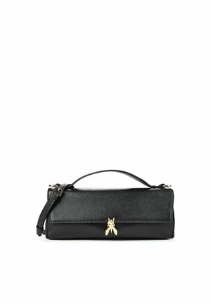 Bolso rectangular de piel negra con asa superior, correa de hombro ajustable y cierre con broche dorado en forma de insecto.