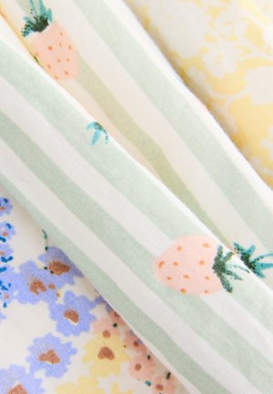 Tela textil con un patrón de rayas en verde claro y blanco, con pequeñas fresas rosas y diseños florales en azul y amarillo.