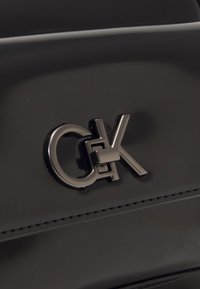 Calvin Klein RE-LOCK CAMERA BAG - Bandolera - black