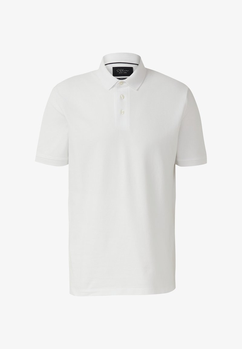 Biała koszulka polo z krótkim rękawem, kołnierzykiem i dwukamerowym zapięciem na guziki, prezentowana na jednolitym tle.