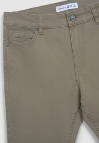 Khaki bawełniane spodnie o prostym kroju. Wyróżniają się kieszenią z przodu, pętlami na pasek, zapięciem na guzik oraz kontrastowymi detalami szwów.