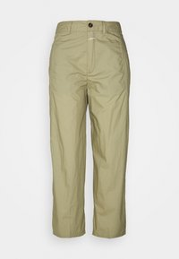 Licht olijfgroene broek gemaakt van een zachte, kreukbestendige stof. Heeft een comfortabele tailleband en een enkele sluiting met een bruine knop.