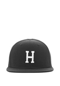 Fekete pamut baseball sapka lapos karimával és fehér hímzett "H" logóval az elején. Tartalmaz varrásokat és szellőző lyukakat a légtisztaság érdekében.