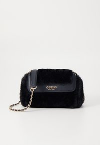 Borsa a mano in ecopelliccia nera con flap in pelle liscia nera, logo in tonalità oro e tracolla a catena. Forma compatta e rettangolare con texture morbida.