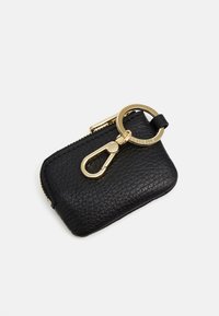 Portafoglio zip in pelle nera testurizzata con anello e clip in tono oro, caratterizzato da un logo in rilievo discreto sull'hardware.