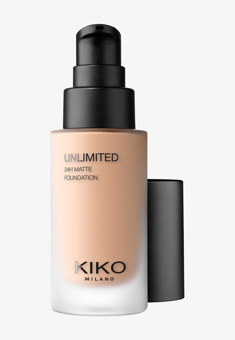 KIKO Milano Unlimited 24H Matte Foundation i en transparent glassflaske med gradientfinish, svart pumpedispenser og slank design.
