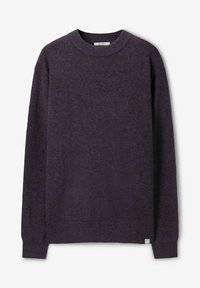 Pull violet foncé à manches longues, avec un col et un ourlet côtelés, fabriqué dans une texture douce, arborant une petite étiquette sur le côté inférieur.