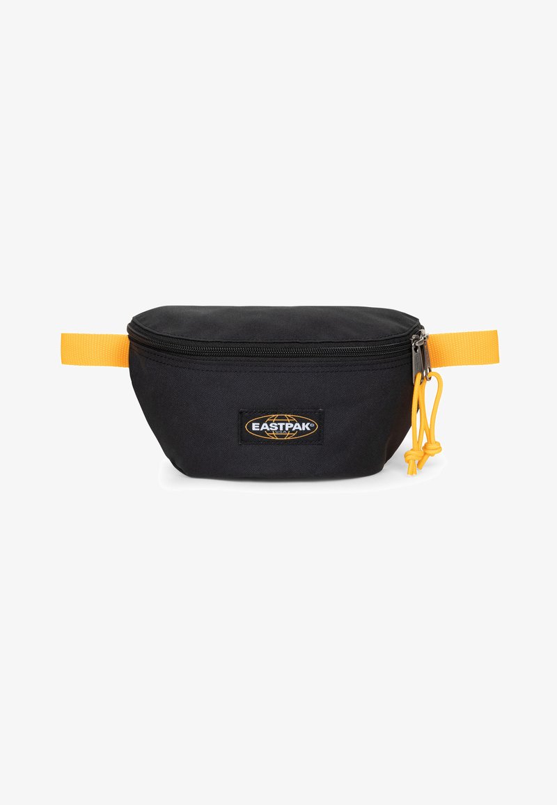 Bolsa de tela negra con diseño redondeado, tirador de cremallera amarillo y asa lateral en naranja brillante. Cuenta con un parche de logo en la parte frontal.