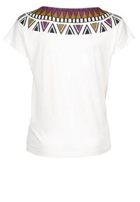 Biała koszulka z okrągłym dekoltem, ozdobiona wielokolorowym geometrycznym wzorem wzdłuż kołnierza w kolorach fioletowym, złotym, czarnym i białym.