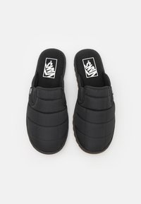 Sorte slip-on tøfler med quiltet stoffdesign, polstret overdel og myke såler. Har hvit logo på sålen og strukturerte gummisåler.