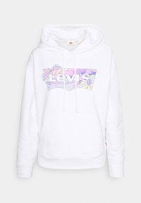 Sudadera blanca de Levi's con un logo de murciélago en tonos púrpura pastel y amarillo, que incluye una libélula y un símbolo de paz, bolsillo frontal y capucha con cordón.